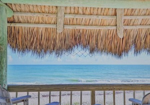 BEACH HOUSE WITH PRIVATE SALTWATER POOL & SPA + WALK TO BEACH