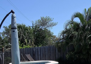 BEACH HOUSE WITH PRIVATE SALTWATER POOL & SPA + WALK TO BEACH