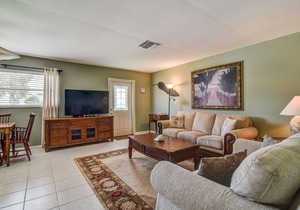 BEACH HOUSE WITH PRIVATE SALTWATER POOL & SPA + WALK TO BEACH