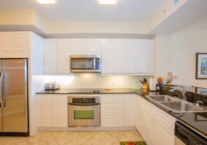 BEACH SETUP Mar. thru Oct. June and July, Sat to Sat only. Sleeps 6 in beds.