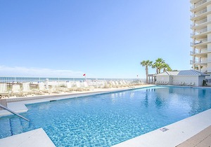 Beachfront Corner Unit w/ Pools & Gym