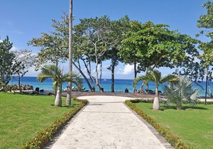 Beachfront guest-friendly residence with pool near everything!