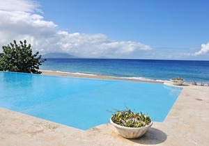 Beachfront guest-friendly residence with pool near everything!