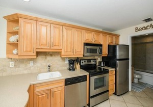 BEACHFRONT, SPA, SUNSETS from the balcony! Fabulous location, Trolley