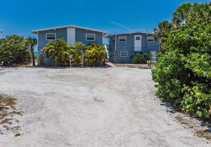 Beachfront Unit #2-Ground Level-Walking Distance to all Bars and Restaurants