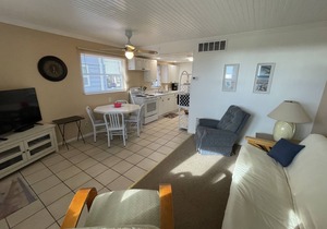 Beachfront Unit-Ground Level-Walking Distance to all Bars and Restaurants
