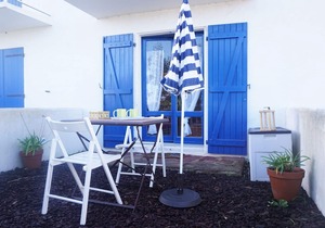 Beachside Studio with Garden, BBQ, and Near Cycling Path