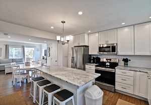 Beautiful 2 bed Townhouse in Bayshore Breeze! Close to State Park Beaches! Dock, Beach Town, Restaurants and More!