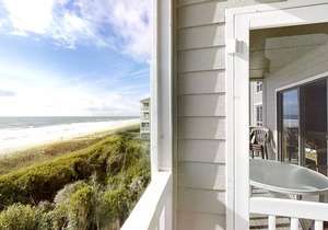Beautiful 2nd-Floor Condo Overlooking Beach w/Free WiFi, Balcony, Full Kitchen