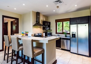 Beautiful Condo, Lap Pool, Yoga Room & Gym