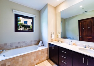 Beautiful Condo, Lap Pool, Yoga Room & Gym