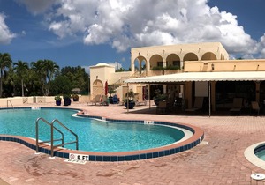 Beautiful gated condo 10 minutes from the Beach