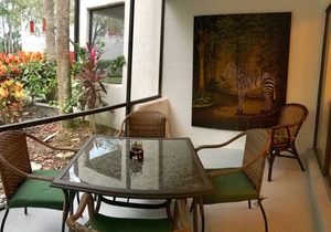 Beautiful gated condo 10 minutes from the Beach