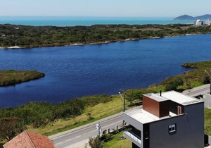 Beautiful house in front of the small Lagoon and next to the Beach of Novo Campeche!
