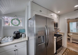 Beautiful Remodeled Home w/AC & close to the beach