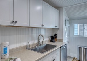 Beautiful Remodeled Home w/AC & close to the beach