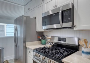 Beautiful Remodeled Home w/AC & close to the beach