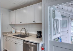 Beautiful Remodeled Home w/AC & close to the beach