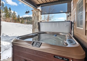 Beautifully Renovated 3BD 3.5BA Slopeside unit! Private Hot tub!