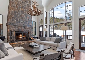 Beautifully Renovated 3BD 3.5BA Slopeside unit! Private Hot tub!