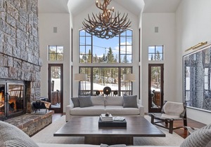 Beautifully Renovated 3BD 3.5BA Slopeside unit! Private Hot tub!