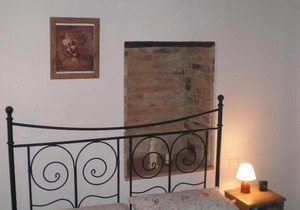 Beautifully restored 3 storey townhouse in the historic centre of hilltop town