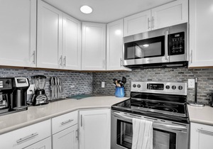 Beautifully Updated Oceanfront Condo w/wine fridge
