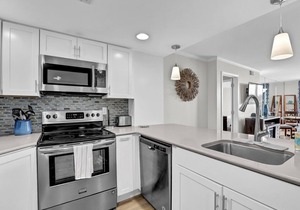 Beautifully Updated Oceanfront Condo w/wine fridge