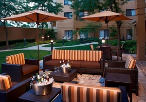 Best for Unwinding! Indoor Pool, Free Parking, Minutes to Elgin History Museum!