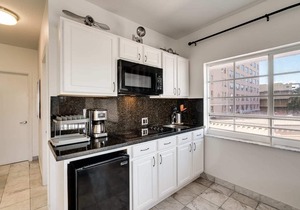 Best Location SOBE Top Floor 2 min to beach & fun
