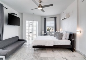 Best Location SOBE Top Floor 2 min to beach & fun