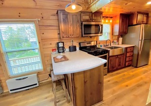 BMV2 Awesome "Tiny Home" A/C, Mountain Views, Minutes to Skiing, Hiking, Attractions, Dog Friendly!