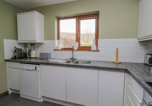 BRAESIDE, family friendly, with open fire in Torver