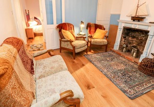 BRAMBLE COTTAGE, pet friendly, with open fire in Freshwater