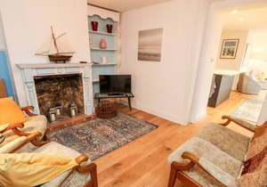 BRAMBLE COTTAGE, pet friendly, with open fire in Freshwater