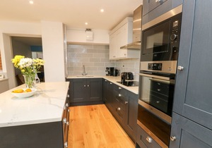 BRAMBLE COTTAGE, pet friendly, with open fire in Freshwater