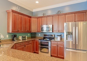 Briarwood home w/heated pool/spa-outdoor kitchen-retractable awning-private lake view