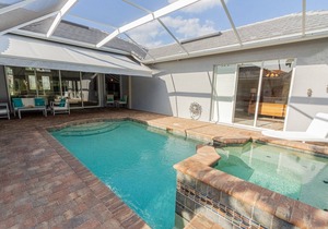 Briarwood home w/heated pool/spa-outdoor kitchen-retractable awning-private lake view