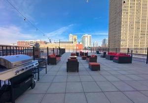 Bright 2BR Luxury Corner Suite with Optional Parking Sleeps 6 guests Near McCormick Place and Soldier Field
