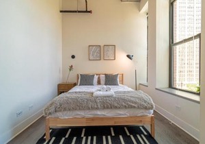 Bright 2BR Luxury Corner Suite with Optional Parking Sleeps 6 guests Near McCormick Place and Soldier Field