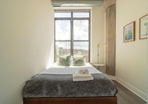 Bright 2BR Luxury Corner Suite with Optional Parking Sleeps 6 guests Near McCormick Place and Soldier Field