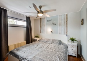 Bright and Comfortable Houseboat
