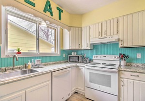 Bright Crosby Home - Walk to Main St & Beach!