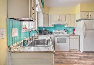 Bright Crosby Home - Walk to Main St & Beach!