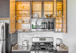 Bright Evanston 1BR w/Pool & Gym, walk to Northwestern, by Blueground