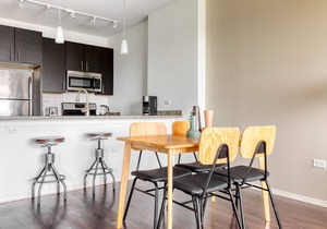 Bright Evanston 1BR w/Pool & Gym, walk to Northwestern, by Blueground