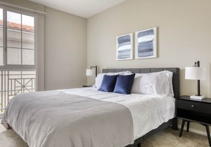 Bright Glendale 2BR w/ Gym, Pool & Jacuzzi, walk to Bars, by Blueground
