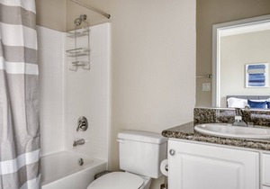 Bright Glendale 2BR w/ Gym, Pool & Jacuzzi, walk to Bars, by Blueground