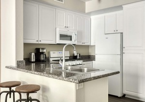 Bright Glendale 2BR w/ Gym, Pool & Jacuzzi, walk to Bars, by Blueground