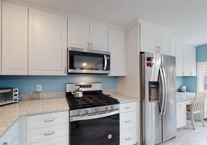 Bright, mountain escape with pool, hot tub, fireplace, modern kitchen & balcony